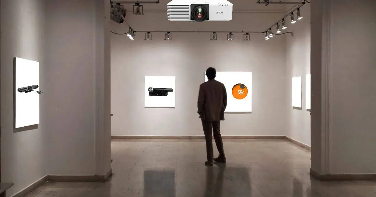 expositie van verhuurassortiment beamer, microfoon en webcam